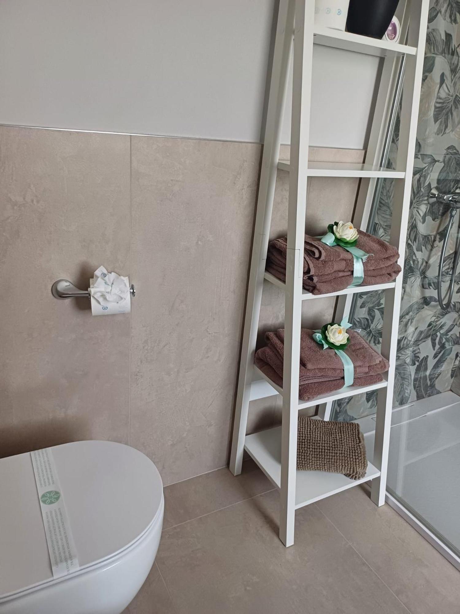 Готель Maryhouse - Ingresso Indipendente Venegono Superiore Екстер'єр фото